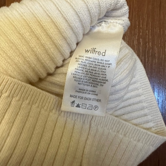 Aritzia Crop - Picture 7 of 8